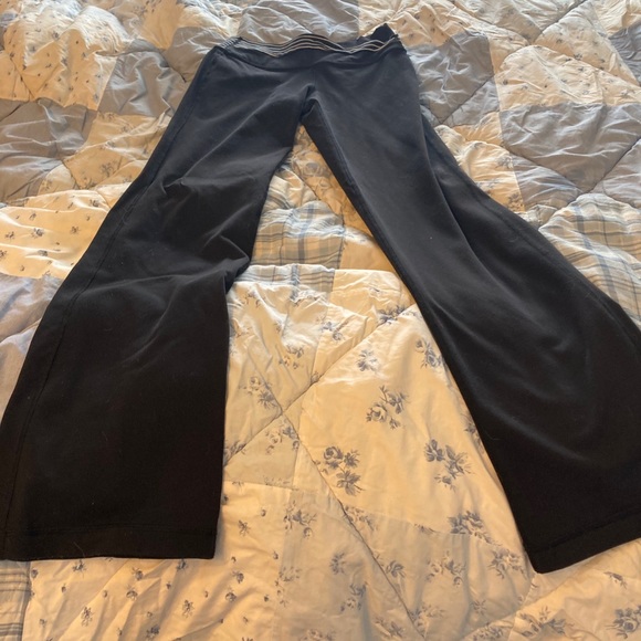 Lululemon Groove Pant with funky waistband - Picture 3 of 4
